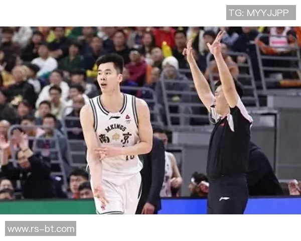 郭昊文三分球绝杀引爆全场激情助力球队逆转胜利的精彩瞬间