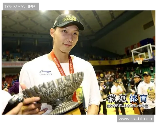 易建联助力球队夺冠,获得总冠军奖杯 易建联助力球队夺冠,获得总冠军奖杯